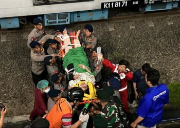 Detik-Detik Evakuasi Dramatis! Brimob D Pelopor Bergerak Cepat di Lokasi Tabrakan Kereta Bekasi Timur