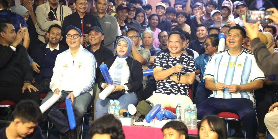 Mendagri Nobar Final Piala Dunia Bersama Warga Menteng Tenggulun