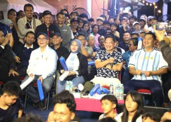 Mendagri Nobar Final Piala Dunia Bersama Warga Menteng Tenggulun
