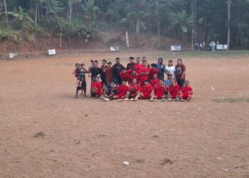 Dramatis! Tim Sinarmuda Lolos ke Semifinal Usai Menang Adu Penalti atas Sakepang di Perempat Final Turnamen Sepak Bola Antar RT Se-Desa Cimenga