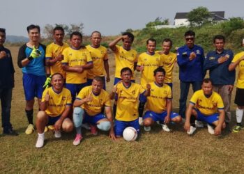 Dalam Rangkaian HUT RI ke-81, Karang Taruna Kancil Mas Bojong Leles Raih Juara Pertama Sepak Bola U-40